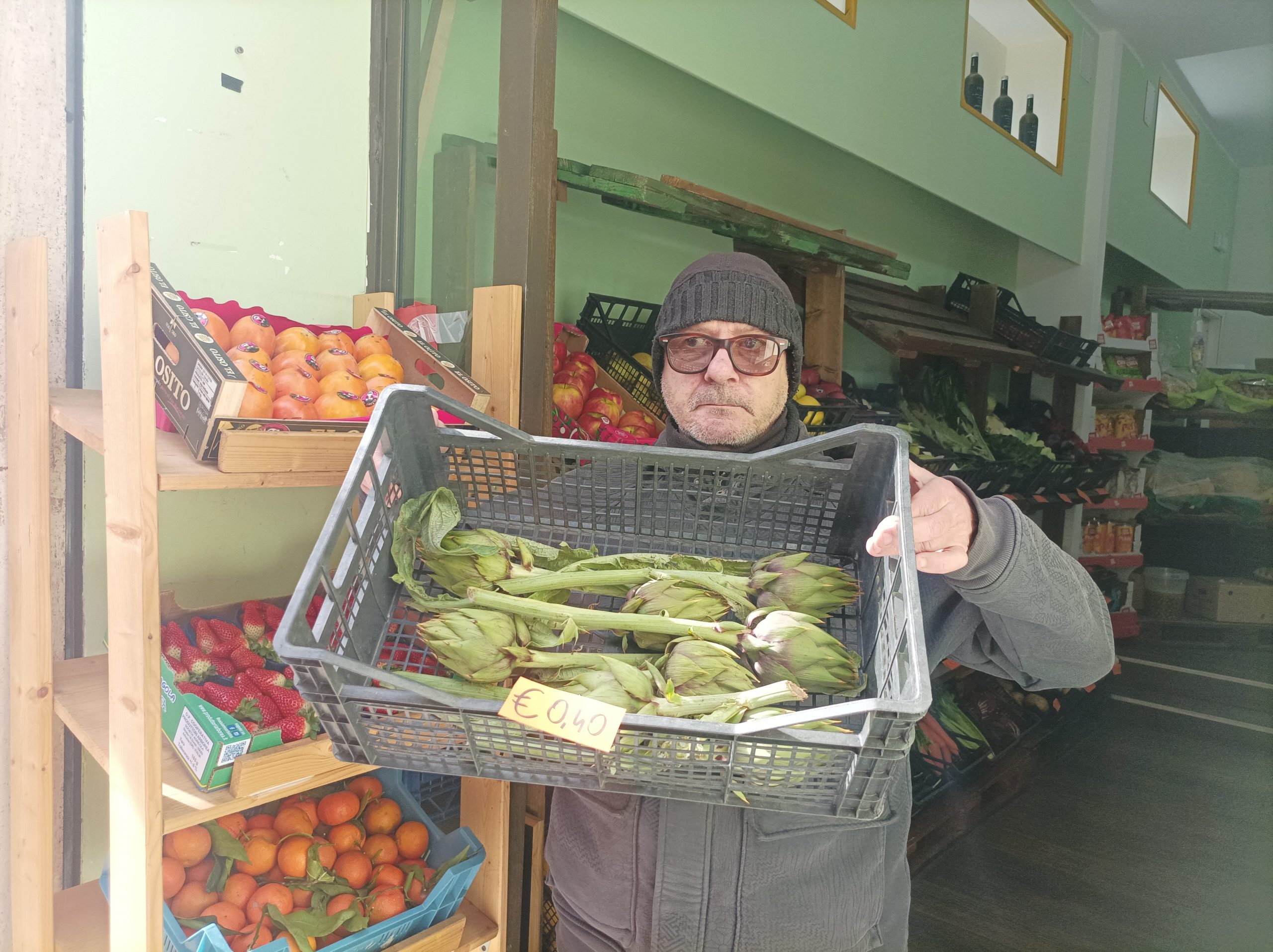 Cagliari, verduraio multato e chiuso 4 giorni: “Gambe tagliate dal Comune per sei cassette attaccate al muro”