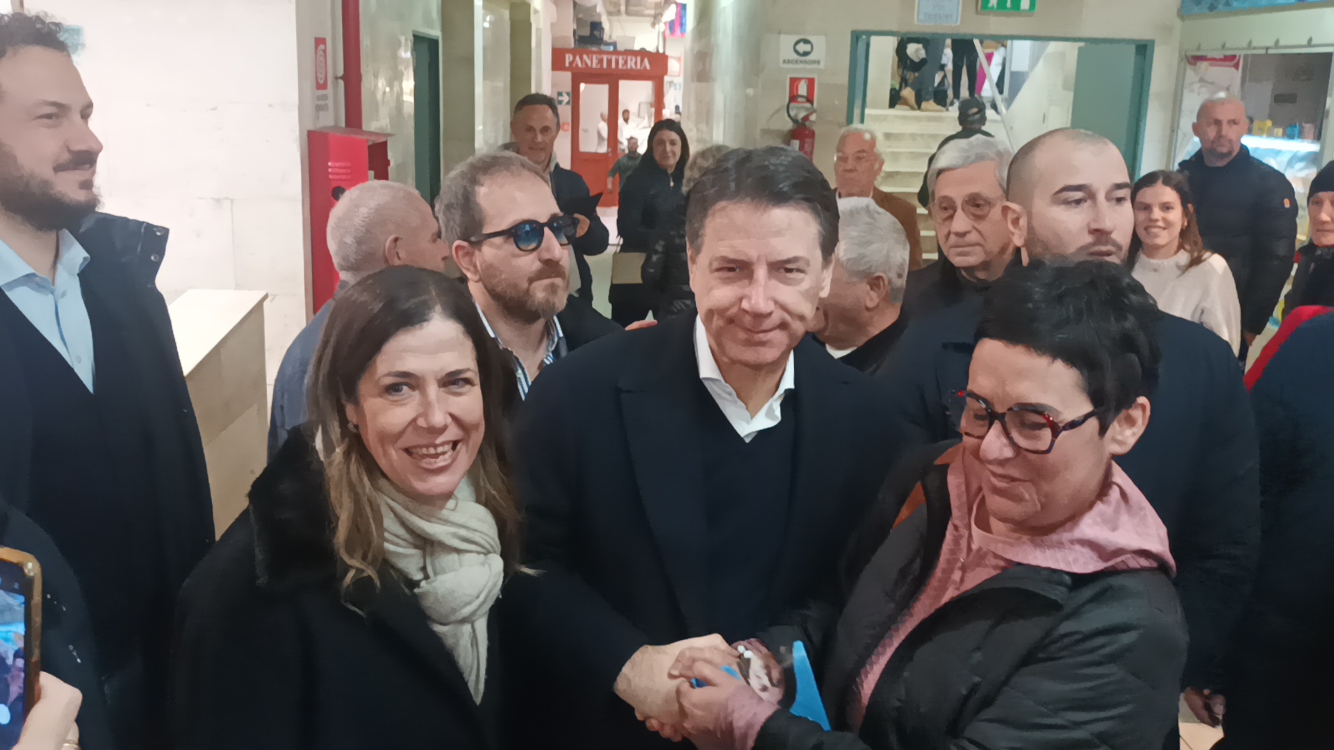 Giuseppe Conte al mercato di Cagliari tra bottarga e selfie: “Votate, l’astensionismo è pericoloso”
