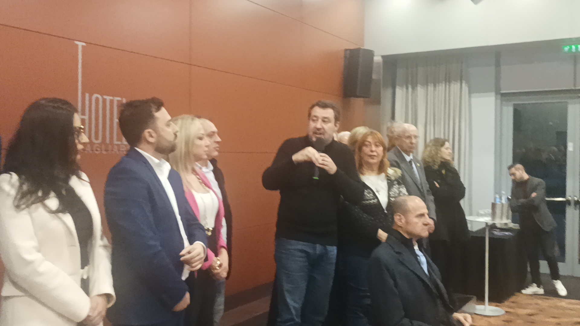 Salvini tra fan e candidati: “Sfidiamo i 5 Stelle dei no, pronti a scegliere il prossimo sindaco di Cagliari”