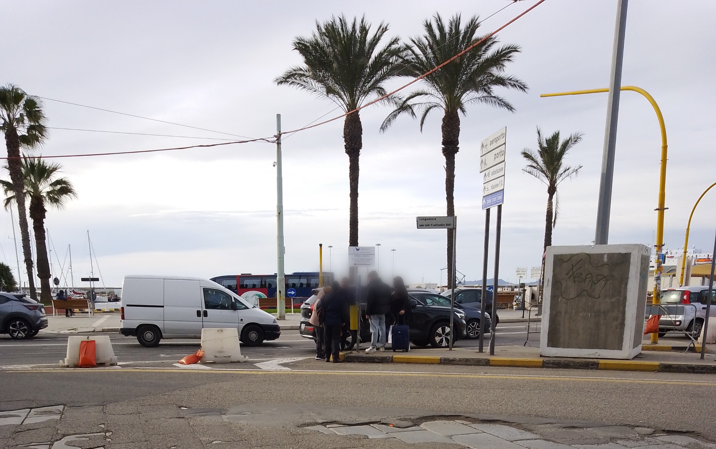 Cagliari, anziana cade mentre attraversa e rischia di essere travolta dalle auto: salvata dagli operai