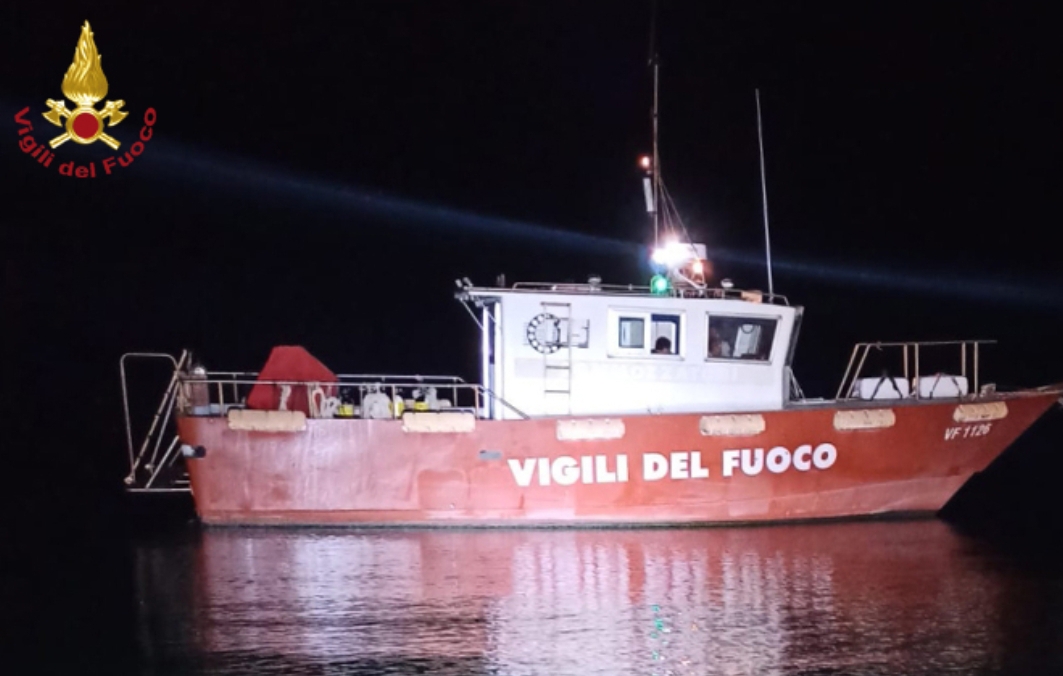 Oristano, dramma nello stagno di Santa Giusta: pescatore 76enne cade dalla barca e muore