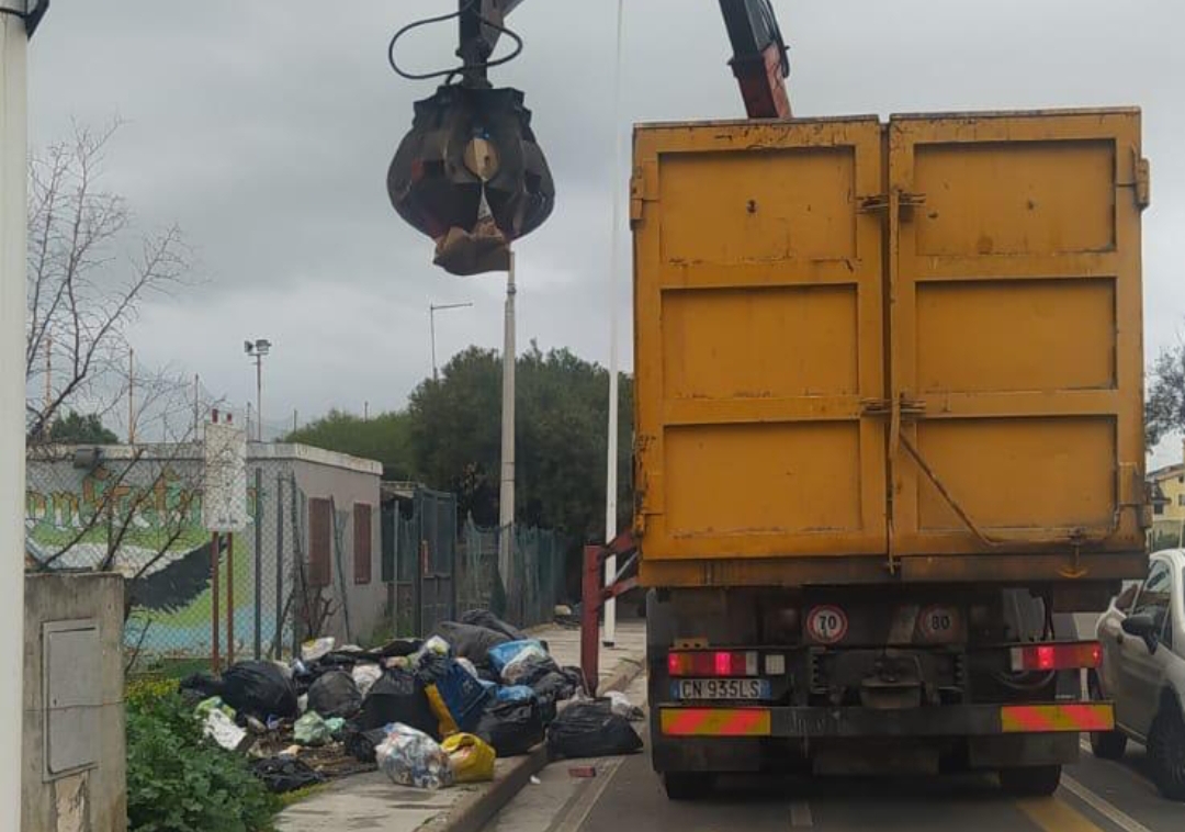 Quartu, 3 tonnellate e mezzo di rifiuti in via della Musica: “Caccia aperta agli incivili”