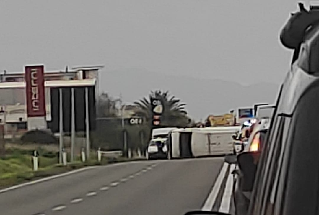 Selargius, furgone si ribalta sulla Ss 554: traffico in tilt 