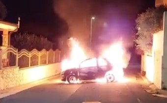 Capoterra, auto in fiamme nella notte tra via Molise e via Lazio