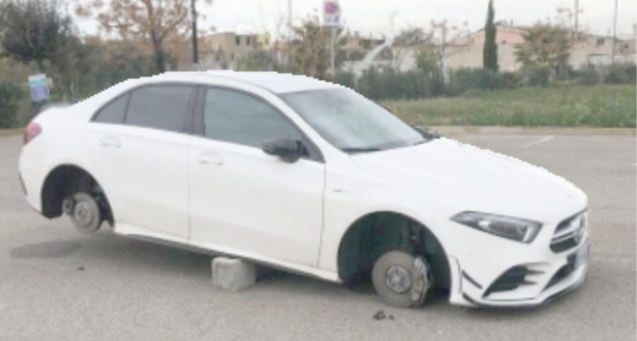 Quartucciu, Mercedes smontata davanti al parchetto in via Solarussa