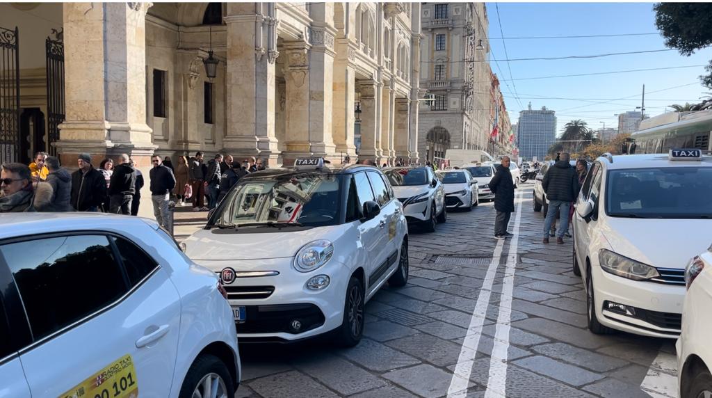 Cagliari, guerra tra tassisti e Comune: “No alle dieci licenze temporanee, sono troppe e si sovrappongono”