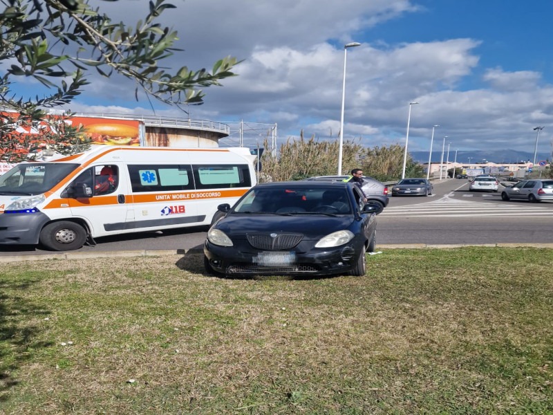 Cagliari, dramma in viale Pisano: una donna si accascia sul volante dell’auto e muore