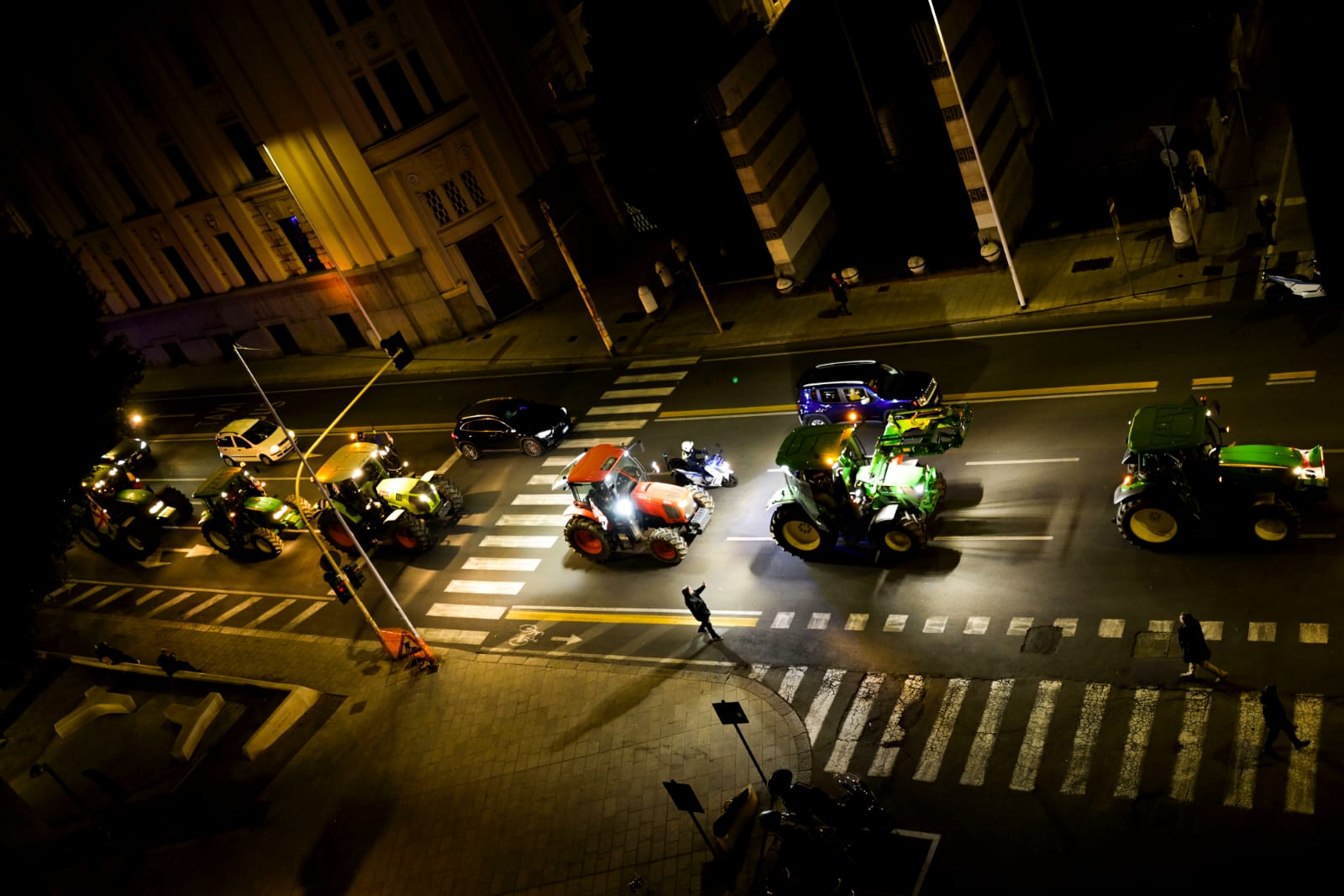 I trattori marciano in via Sonnino e nel cuore di Cagliari, protesta multicolore per i diritti negati