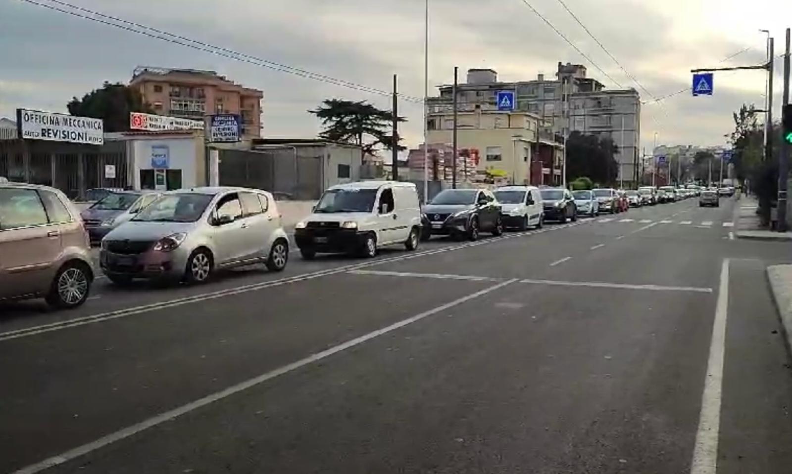 Via Galvani chiusa, disastro traffico a Cagliari: file interminabili in viale Marconi