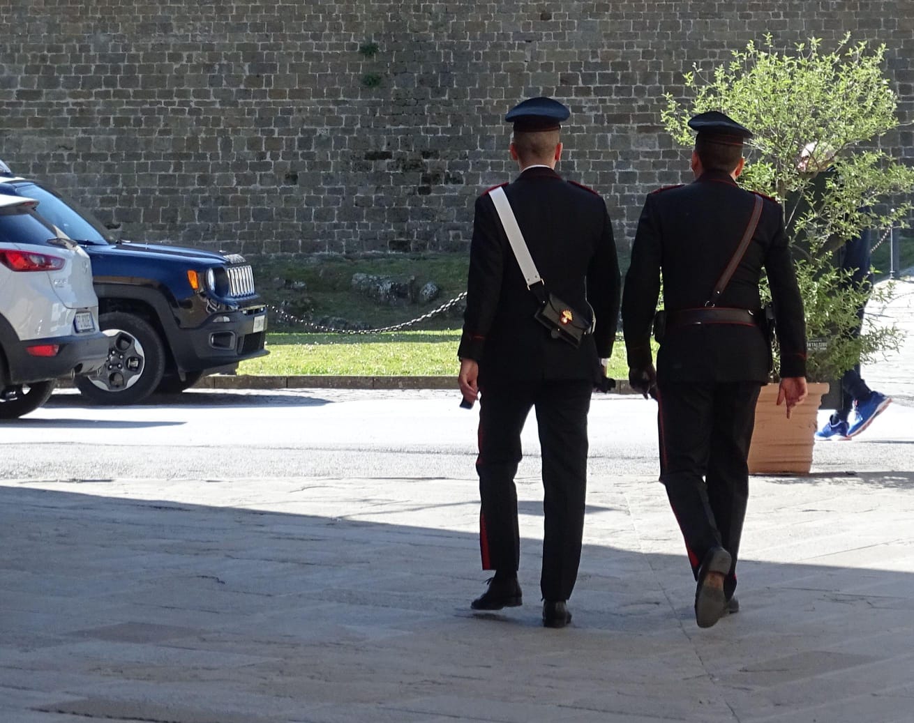 Arrivano i carabinieri, scappa e butta via la droga: arrestato studente 18enne a Siliqua