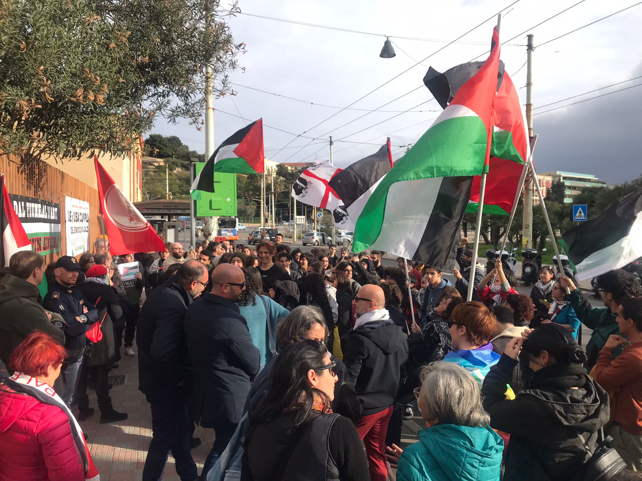 Cagliari, protesta delle associazioni pro Palestina davanti alla Rai: “Censura il genocidio”