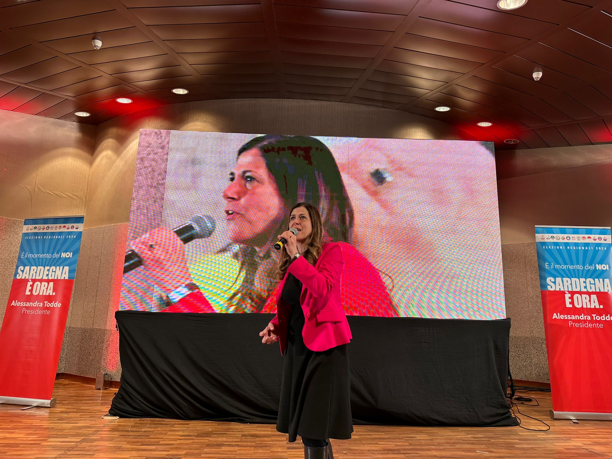 Alessandra Todde alla Fiera tra appelli al voto e attacchi a Truzzu e Soru: “Votate per avere la prima presidente donna”