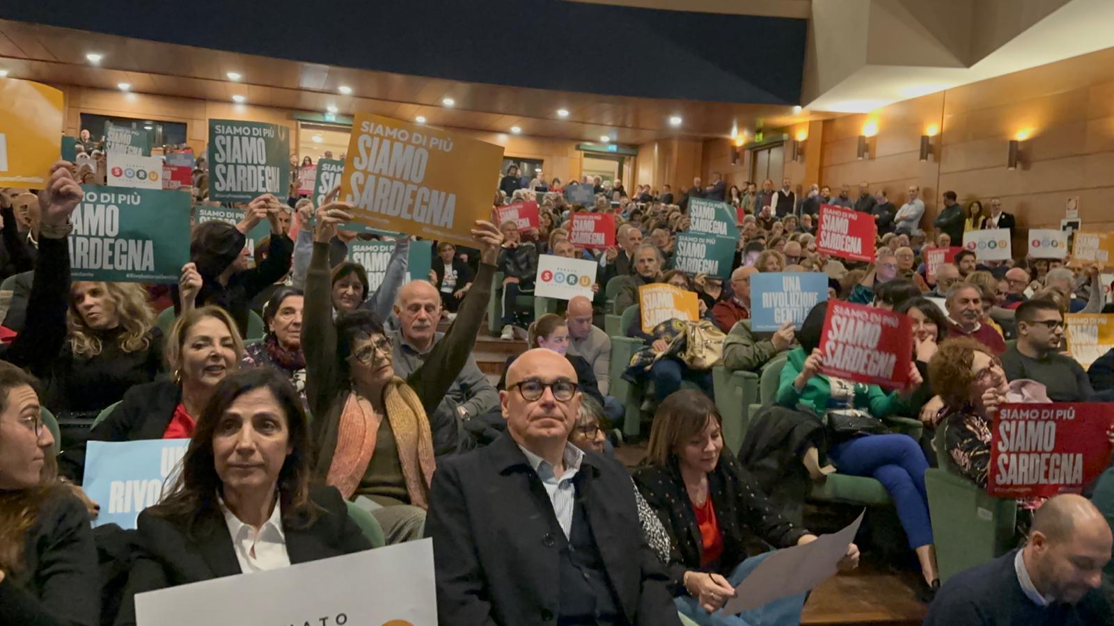 Soru fa il pienone a Cagliari: “Costruiamo noi il nostro futuro, i sardi non vogliono rassegnarsi ai diritti negati”