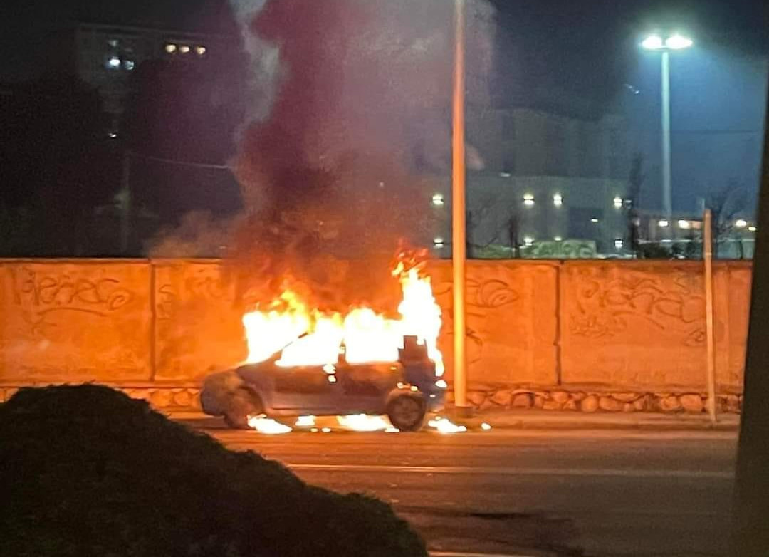 Paura in via Cadello a Cagliari per un’auto in fiamme: il fumo invade tutta la strada