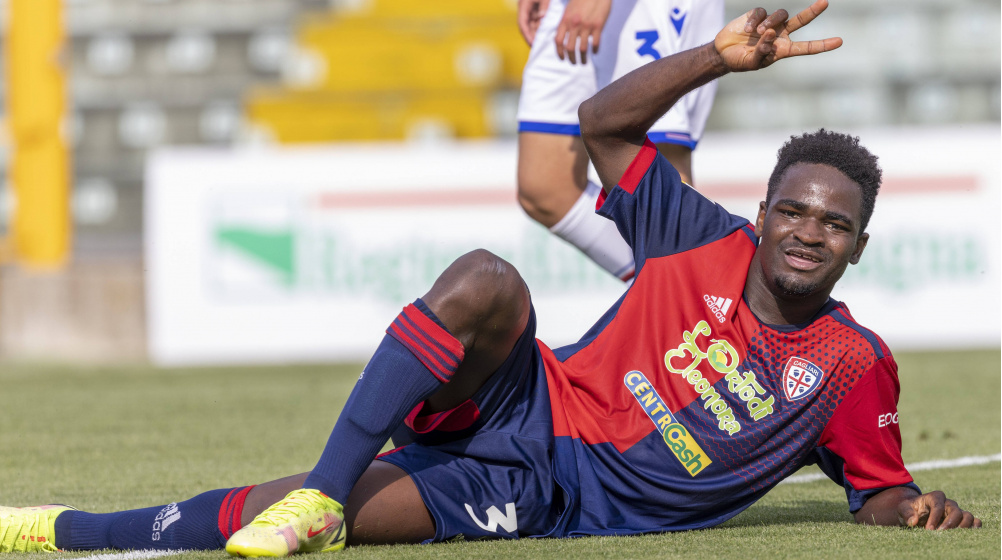 Magia di Luvumbo all’ultimo respiro: il Cagliari acciuffa il Napoli, lo stadio esplode di gioia con Ranieri
