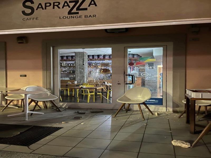 Quartu, follia in pieno centro: pietre e mattoni contro la vetrata del bar Sa Prazza