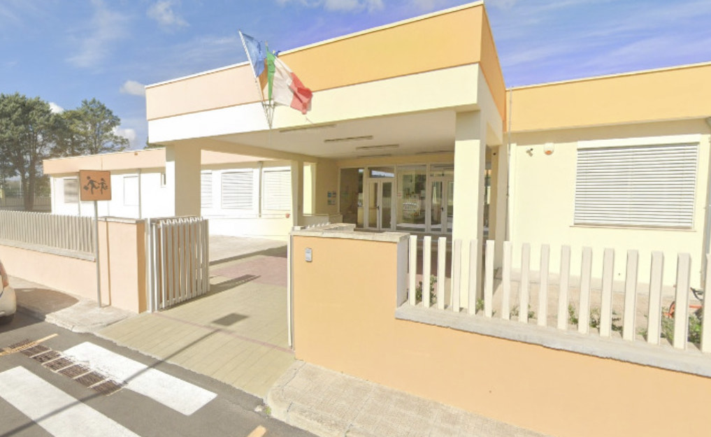 Ragazzo disabile di 13 anni muore dopo una caduta dalla carrozzina a scuola: indagato l’accompagnatore