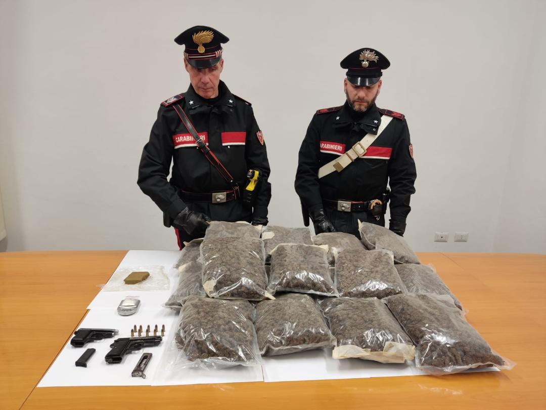 Maxi sequestro di marijuana, trovate anche due pistole: 26enne e 35enne dell’Oristanese in manette