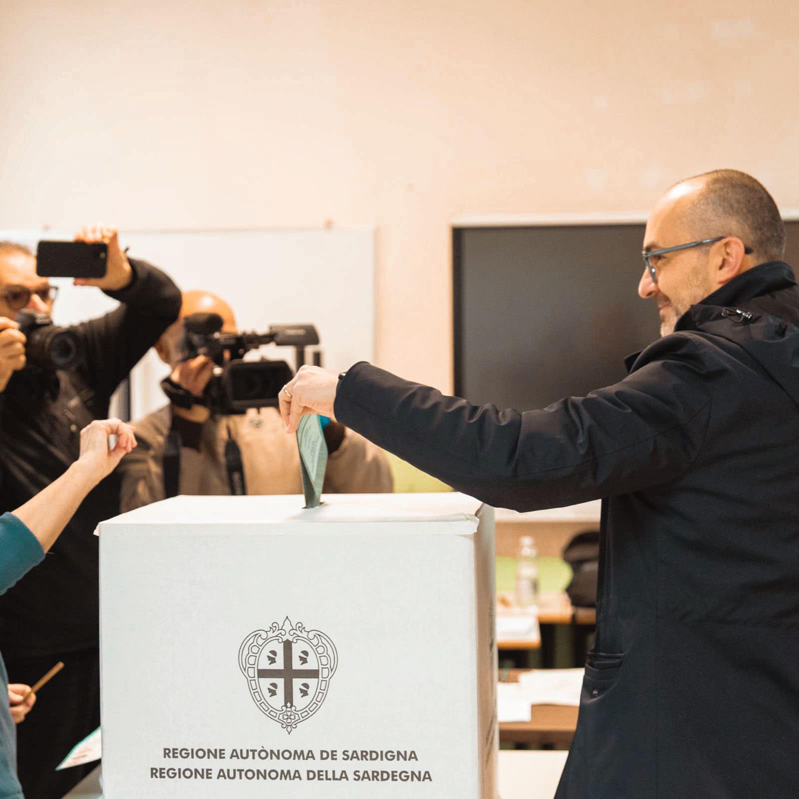 Ciao, Ciao Paoletto: Paolo Truzzu regala al M5S  di Todde la Sardegna e inguaia Giorgia Meloni, clamorosamente sconfitta