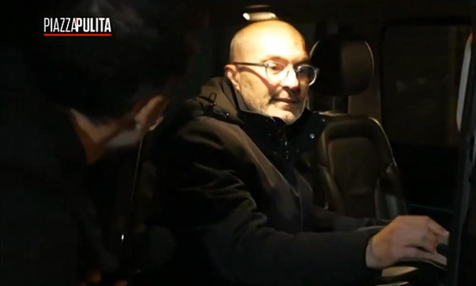 “Ci dica che è antifascista”: ma Truzzu scappa e si rifugia in macchina