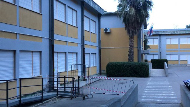 Cagliari, in via Stoccolma riaprono solo le aule: mensa e palestra off limits per 170 bambini