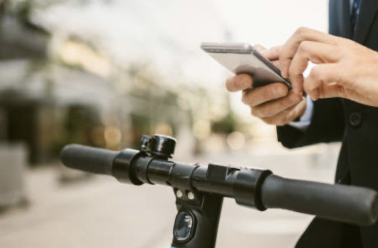 Ragazzo di 23 anni aggredito con un machete mentre guida il monopattino
