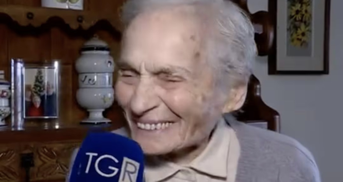 Una donna di 103 anni in auto di notte con patente e assicurazione scadute: “Andrò in motorino”