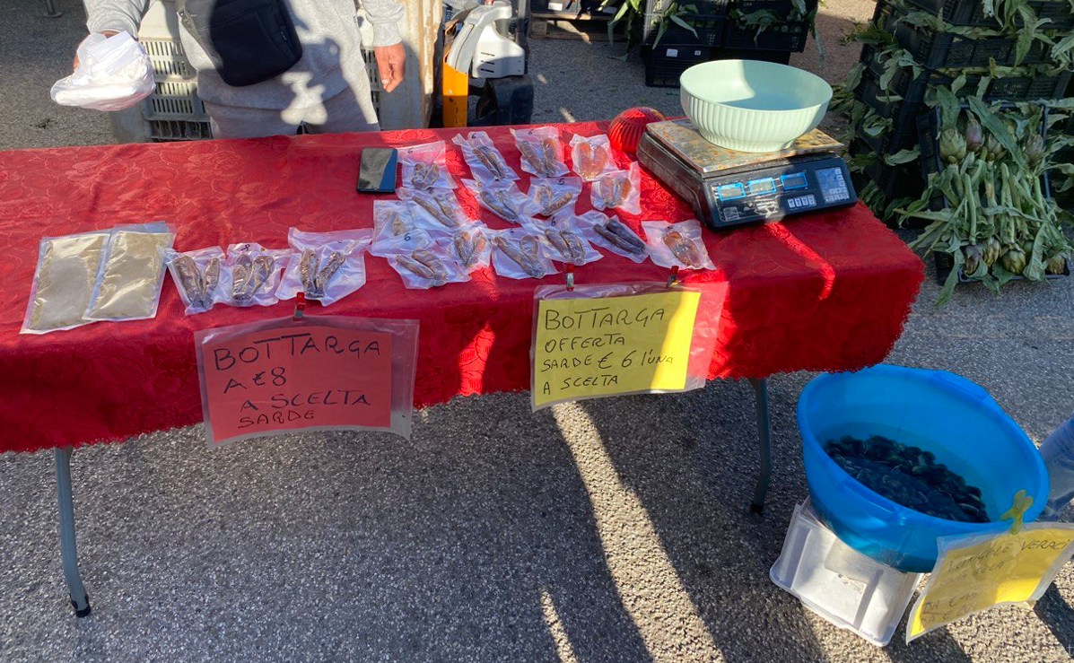 Cagliari, vendita abusiva di bottarga e cozze davanti a Su Siccu: stangata da oltre 6mila euro a 3 ambulanti
