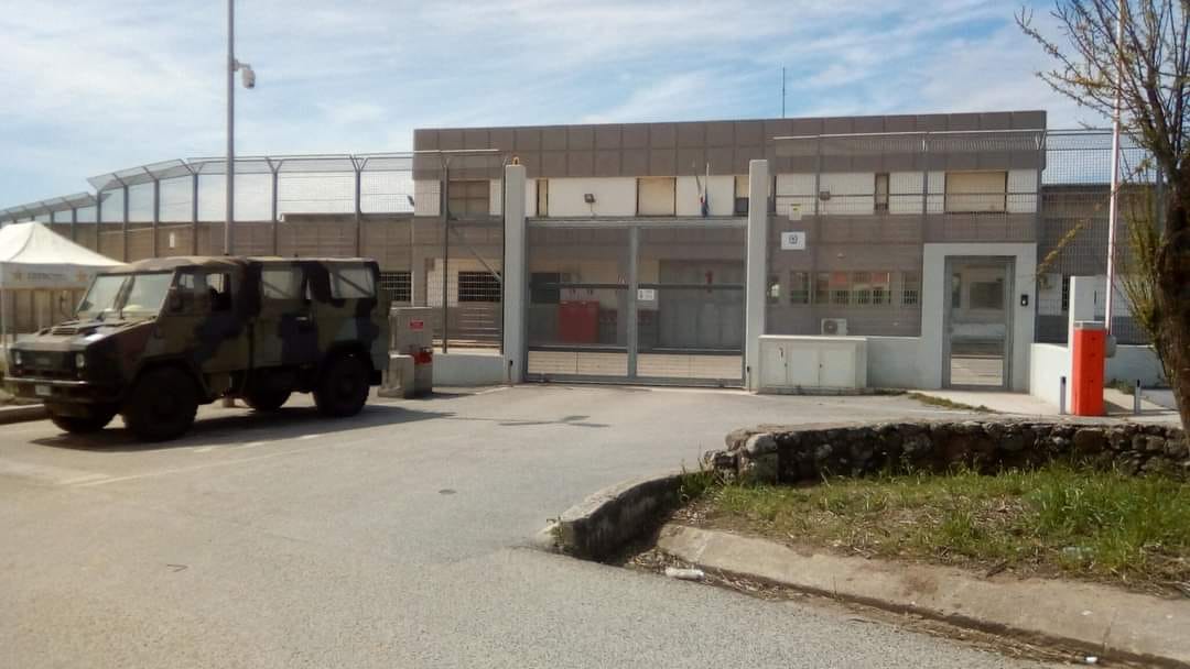 Fiamme nel centro per migranti di Macomer, distrutti alcuni materassi: “La situazione è ingestibile”