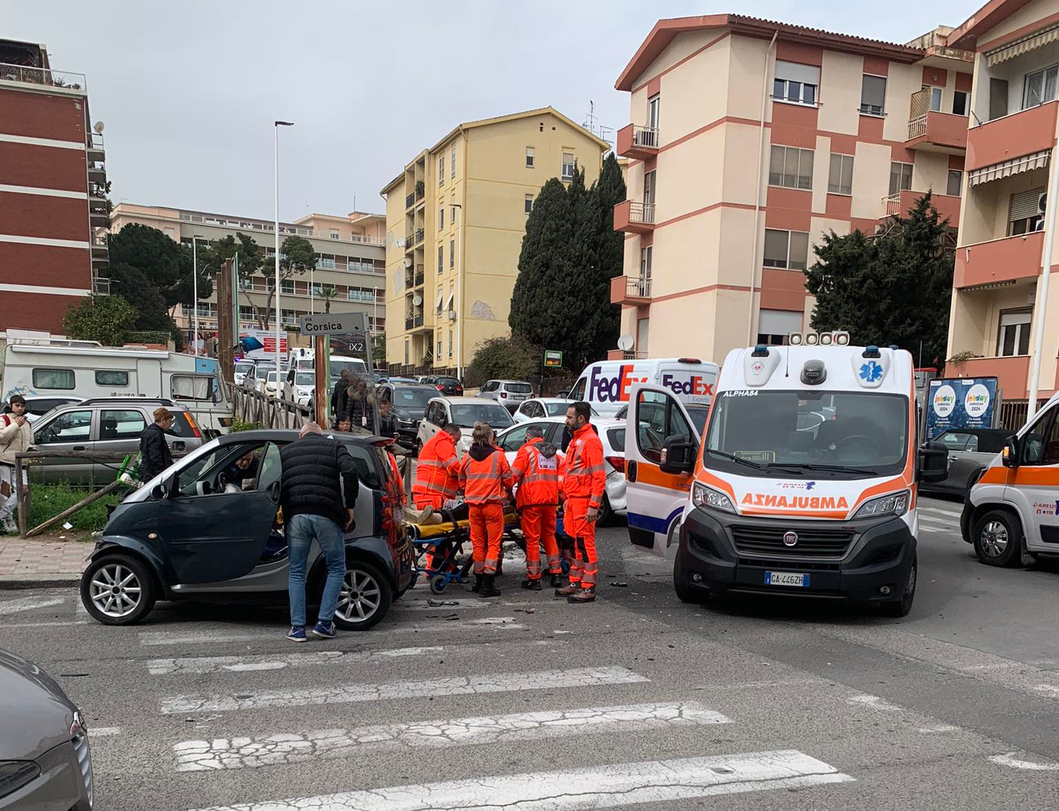Cagliari, grave incidente all’incrocio “maledetto” tra via Corsica e via Curie: una donna in codice rosso