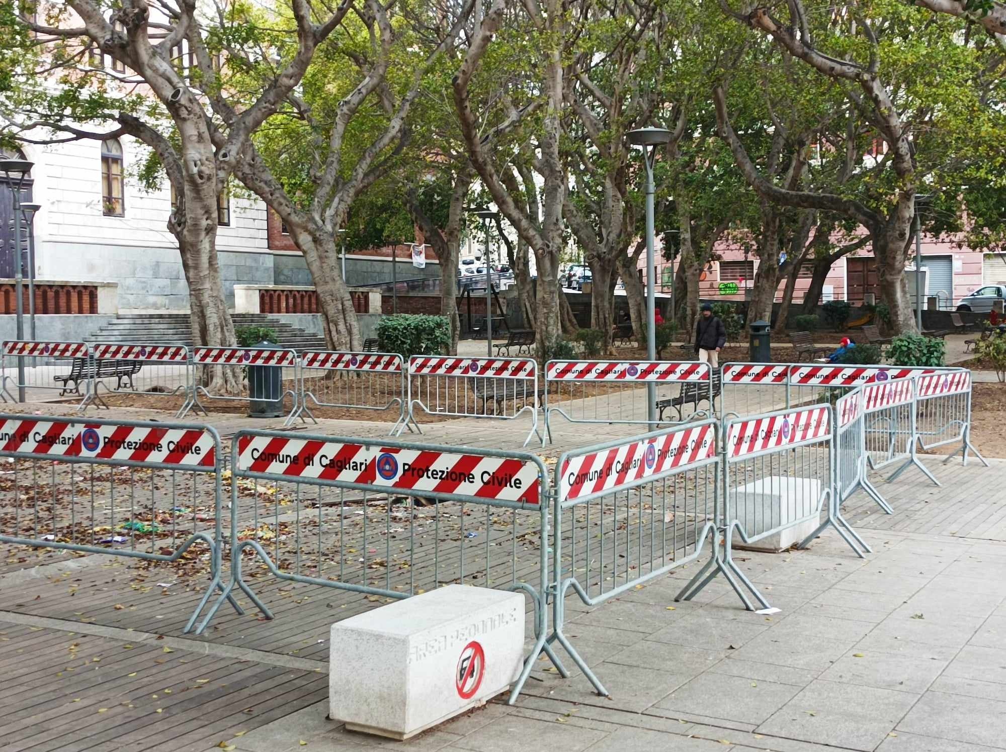 Cagliari, piazza Garibaldi tra pavimenti squarciati e auto tra i tavolini: “Rimettetela a posto prima dell’estate”