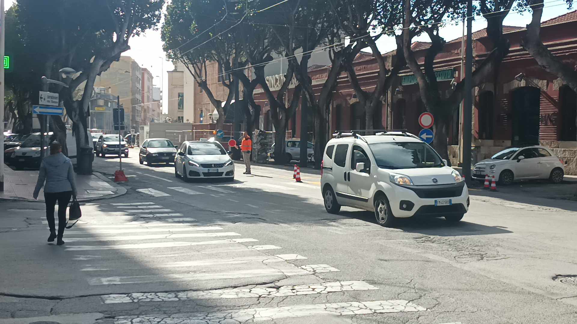 Cagliari, tutti in fila indiana dalla stazione per i nuovi lavori in viale Trieste: cancellate le fermate Arst