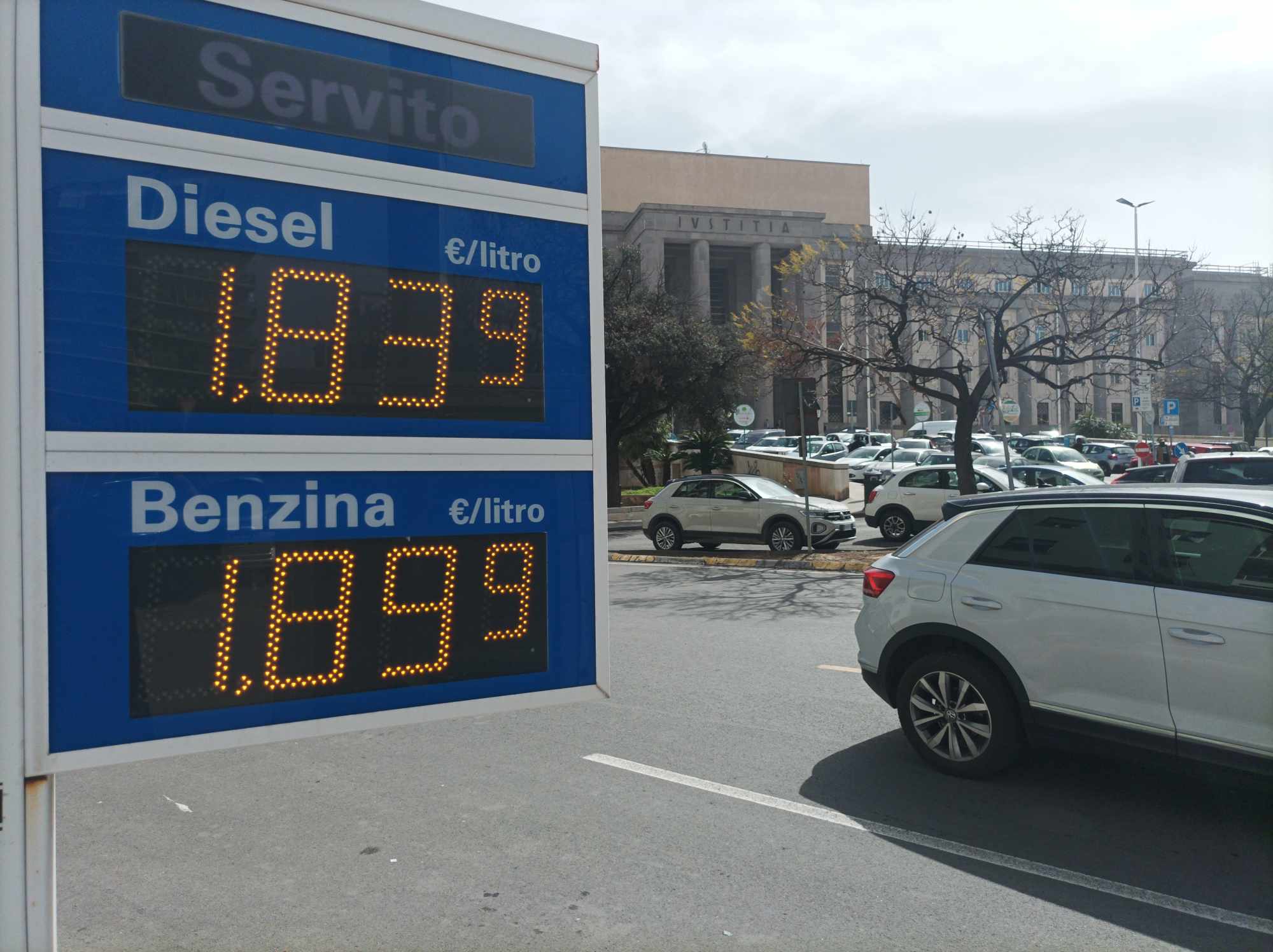 Benzina a livelli choc, amarissima sorpresa di Pasqua: 2 euro al litro superati a Cagliari e in Sardegna