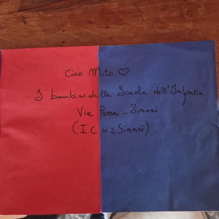 Sinnai, i colori rossoblù per ricordare Gigi Riva donati dai bambini dell’asilo