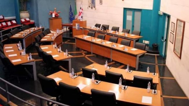 Consiglio comunale della discordia ad Assemini: “Dopo 60 giorni, convocati il Giovedì Santo”
