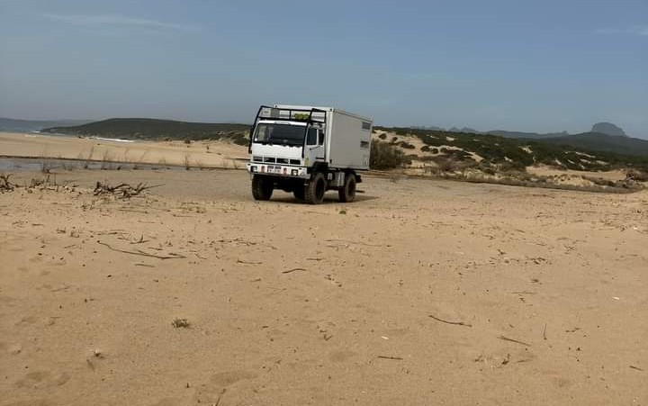In Sardegna sono tornati i turisti cafoni, camper con le ruote sulla spiaggia di Piscinas