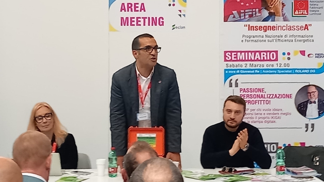 Insegna Luminosa in Classe A: Illuminando il Futuro con Sostenibilità