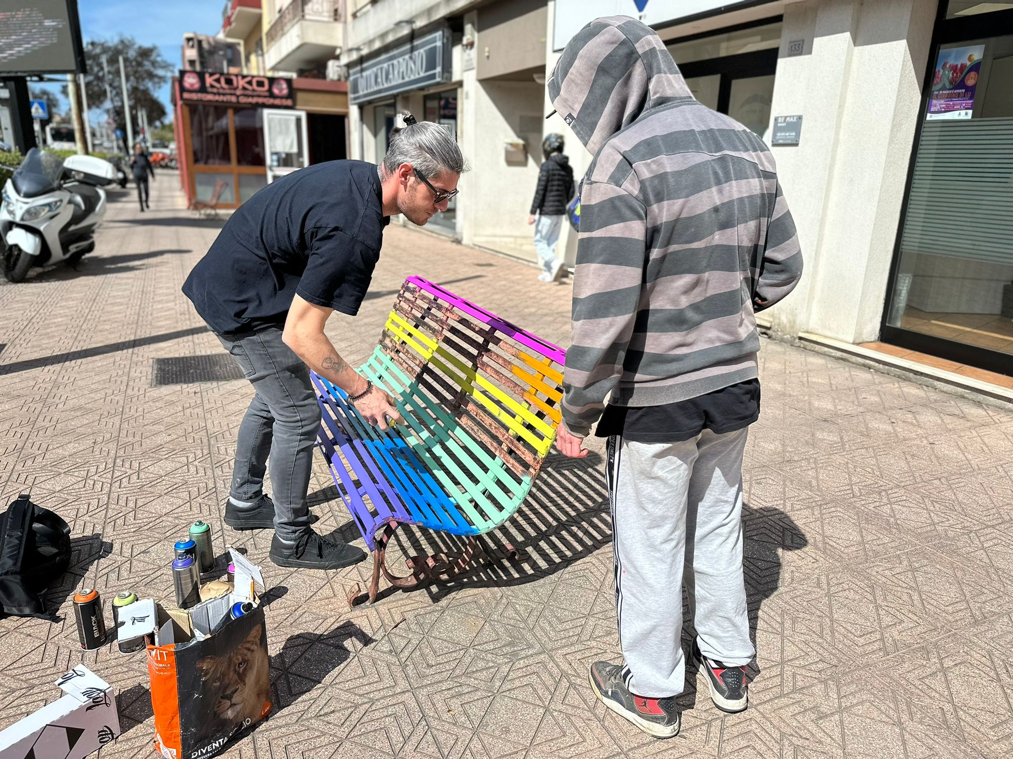 Quartu dice no al razzismo, pitturate con i colori dell’arcobaleno 5 panchine in viale Colombo
