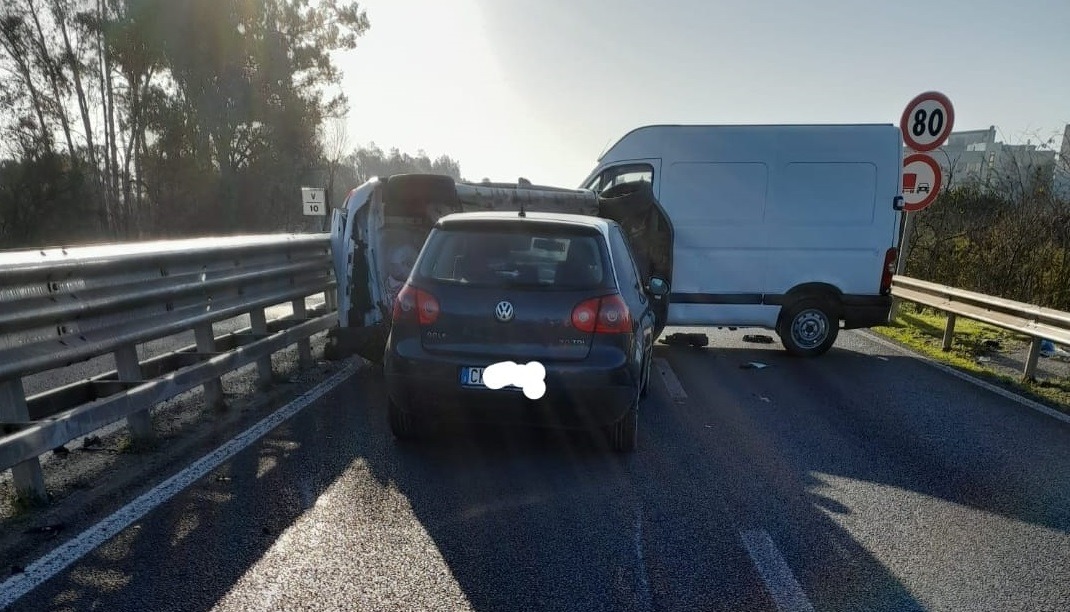 Auto ribaltata dopo un scontro sulla Ss 130 ad Assemini, due feriti: strada chiusa e traffico in tilt