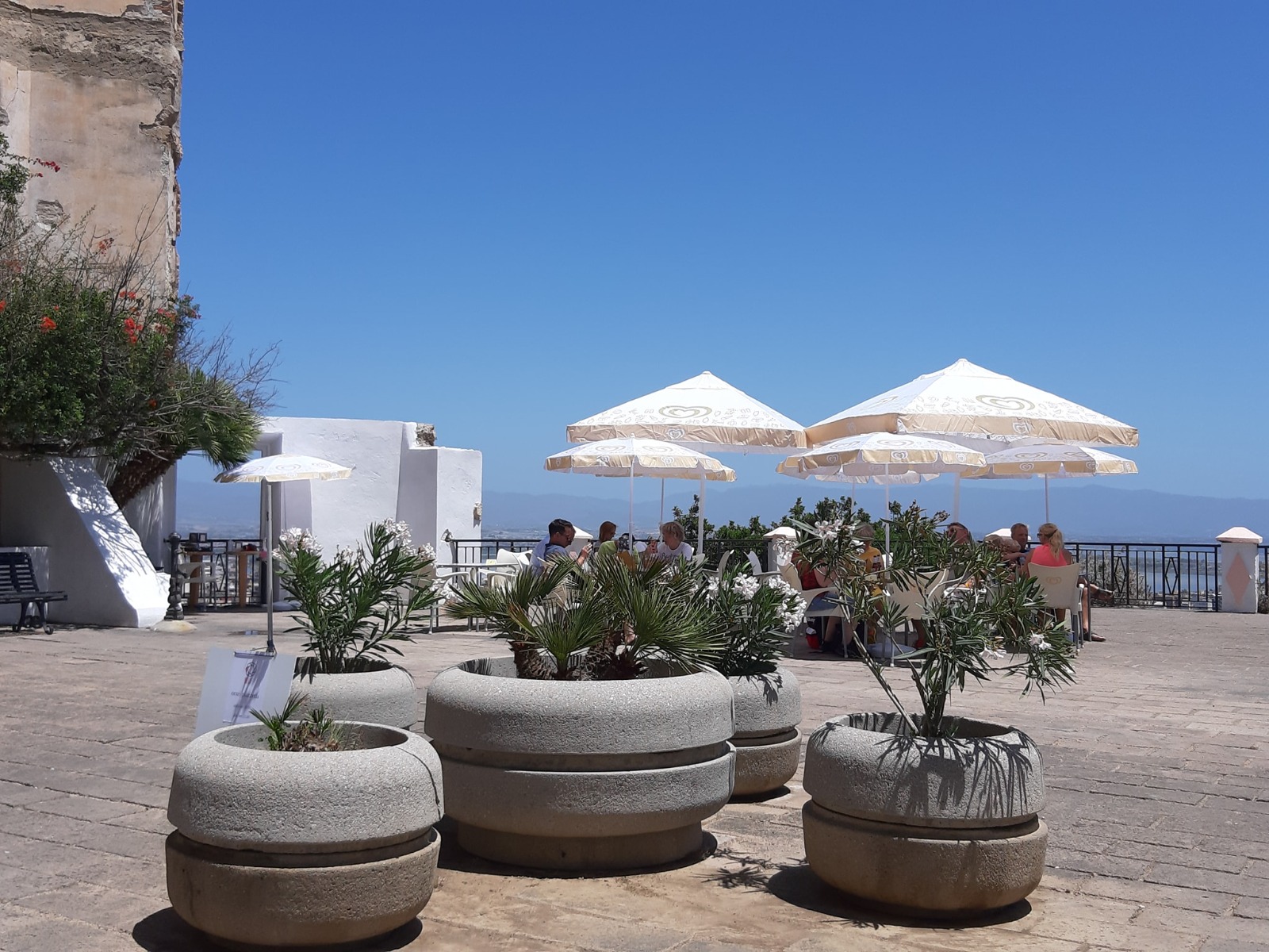 Cagliari, occupazione abusiva di suolo pubblico: stop a drink e cappuccini all’aperto al Pablo Caffè di Castello