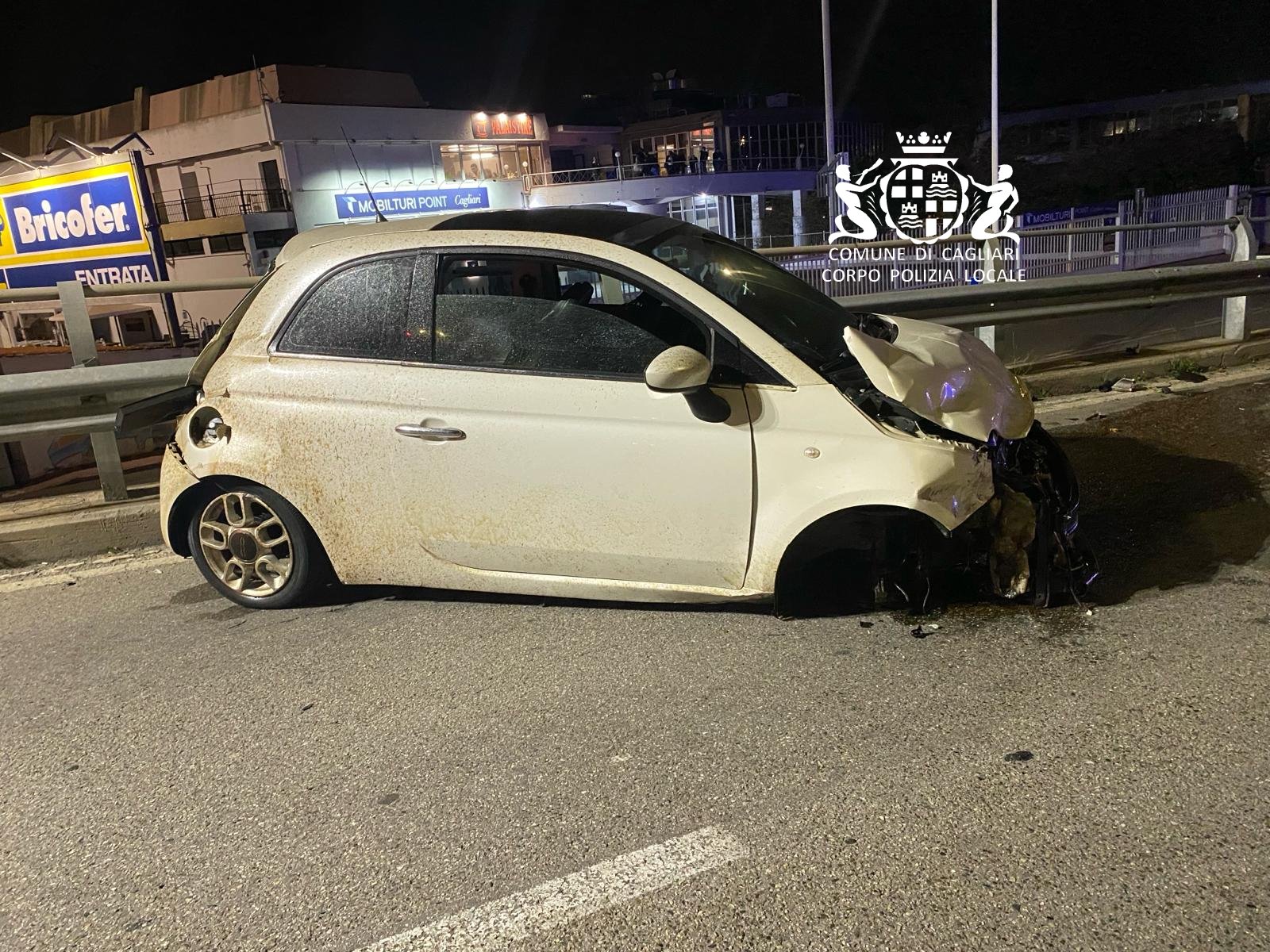 Cagliari, pauroso schianto sull’Asse Mediano: 23enne sfonda il lunotto e vola fuori dall’auto