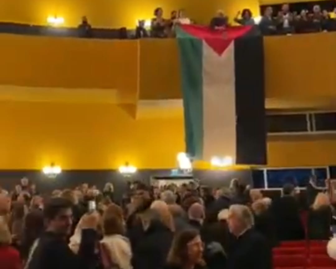 Cagliari, protesta al Teatro Lirico alla prima della Tosca: “Palestina libera”