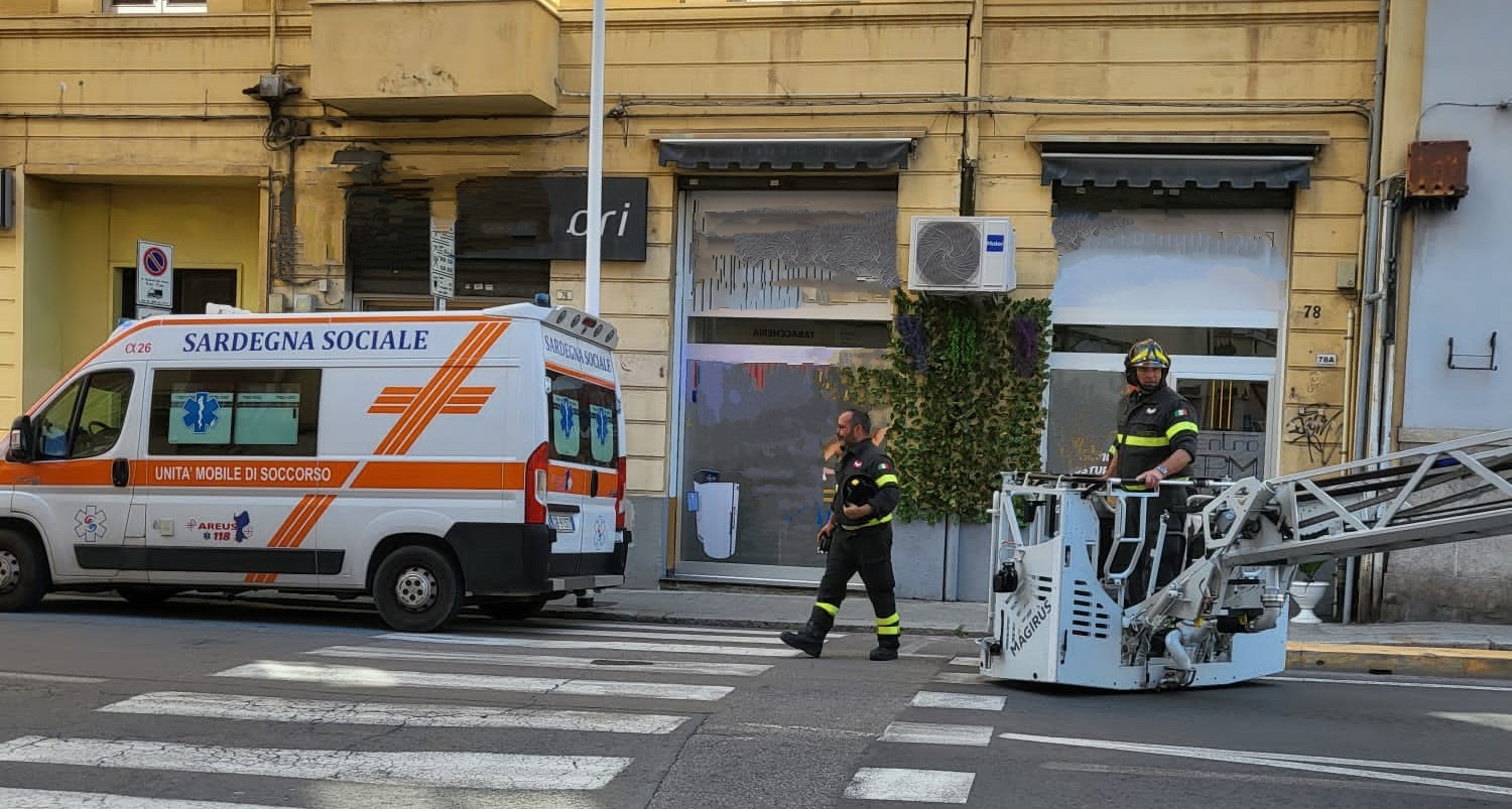 Cagliari, la barella non passa per le scale del palazzo: vigili del fuoco in soccorso di una donna