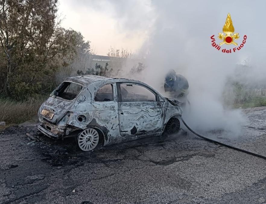 Cagliari, auto in sosta in fiamme in via Quintino Sella
