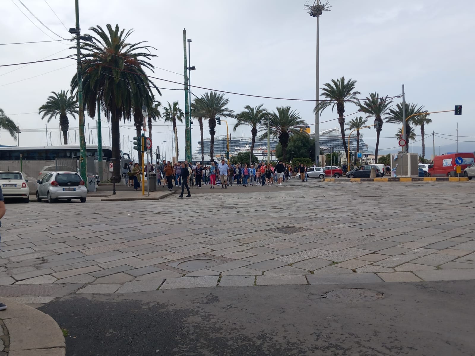 Cagliari, niente strisce pedonali: lo slalom dei crocieristi tra le auto in corsa in via Roma -VIDEO