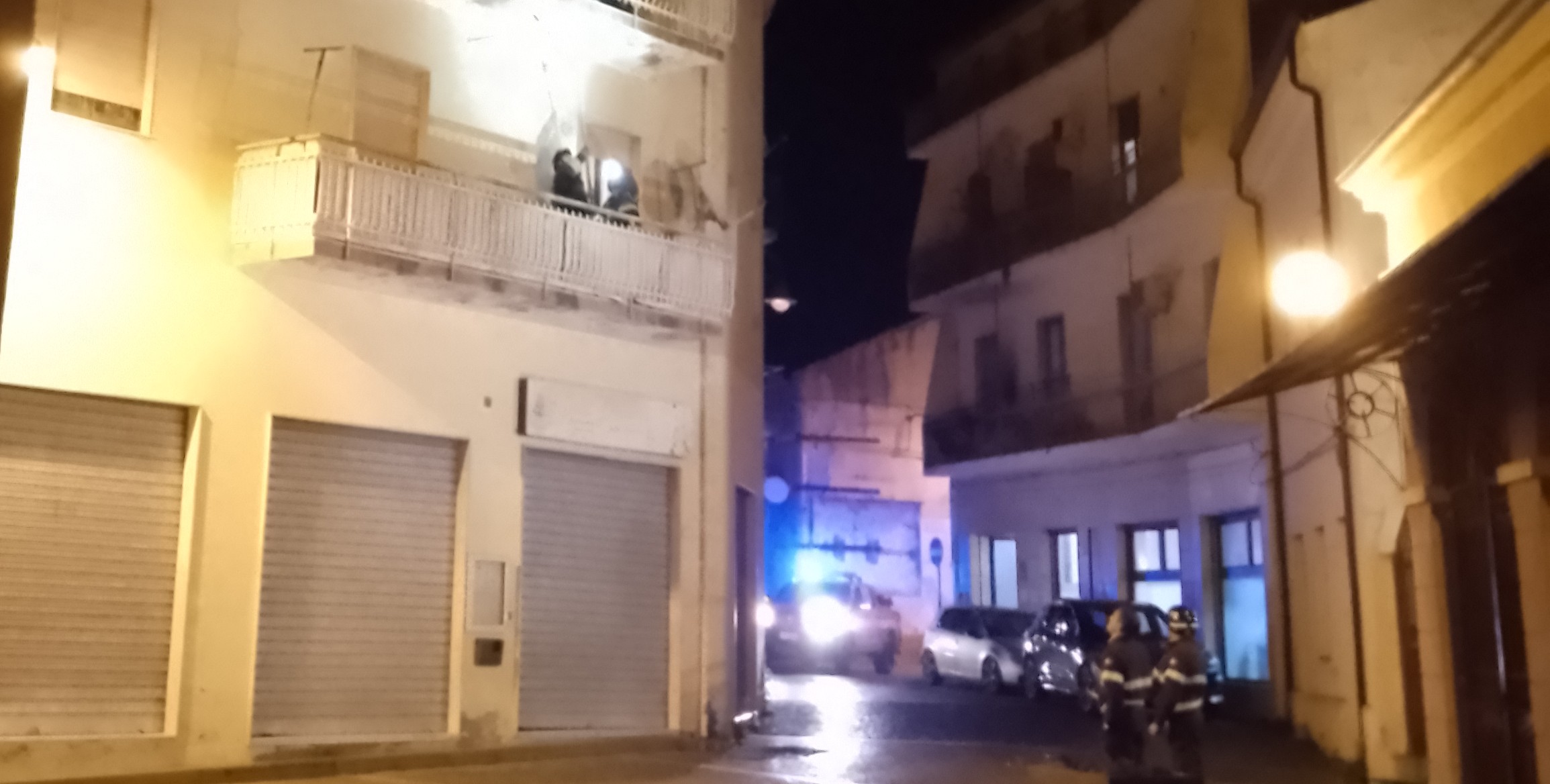 Si sgretola un balcone e i calcinacci piovono in strada: paura a Serramanna