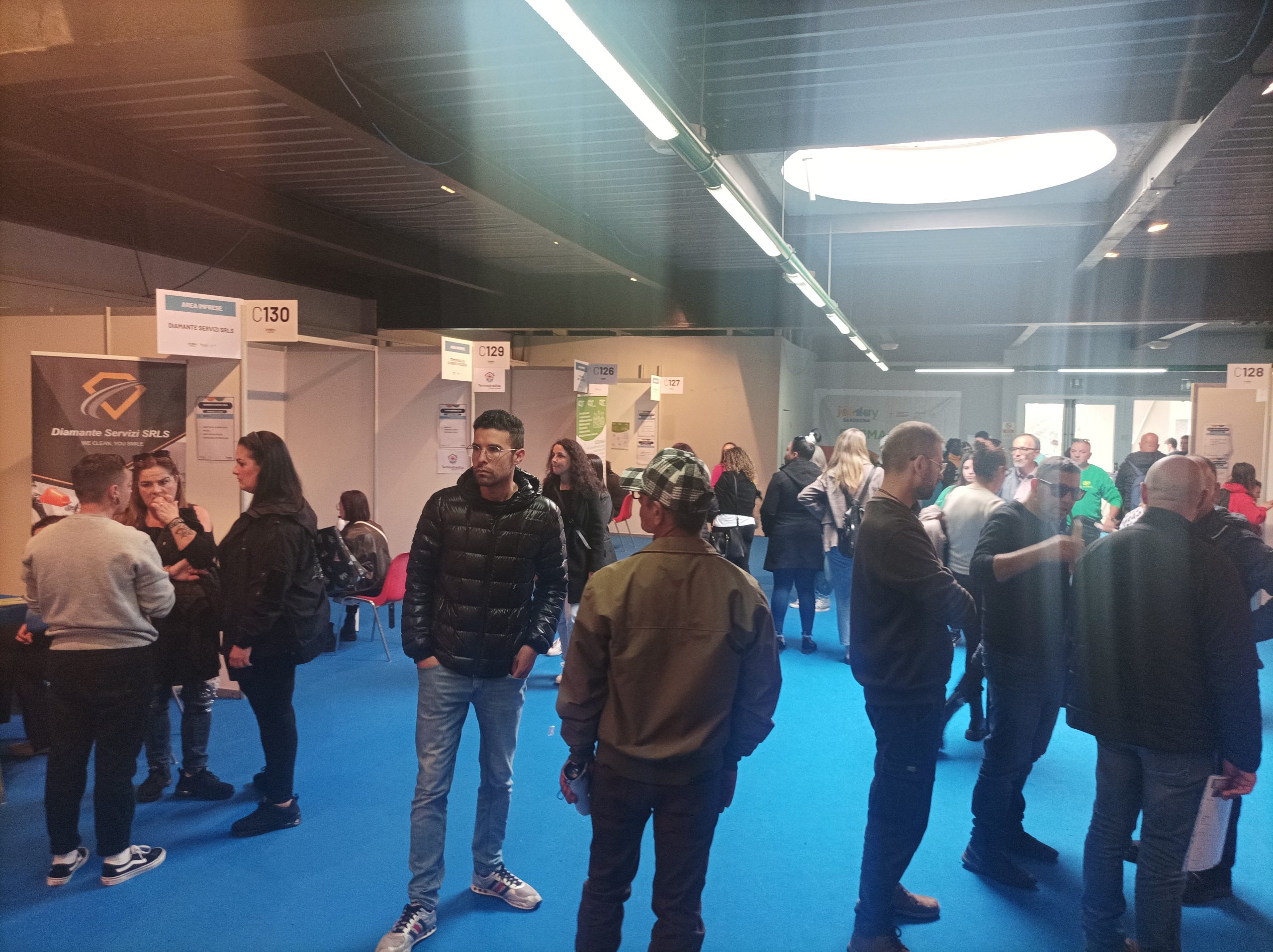 Cagliari, la disperata caccia al lavoro alla Fiera: 50enni e 60enni in fila con i giovani