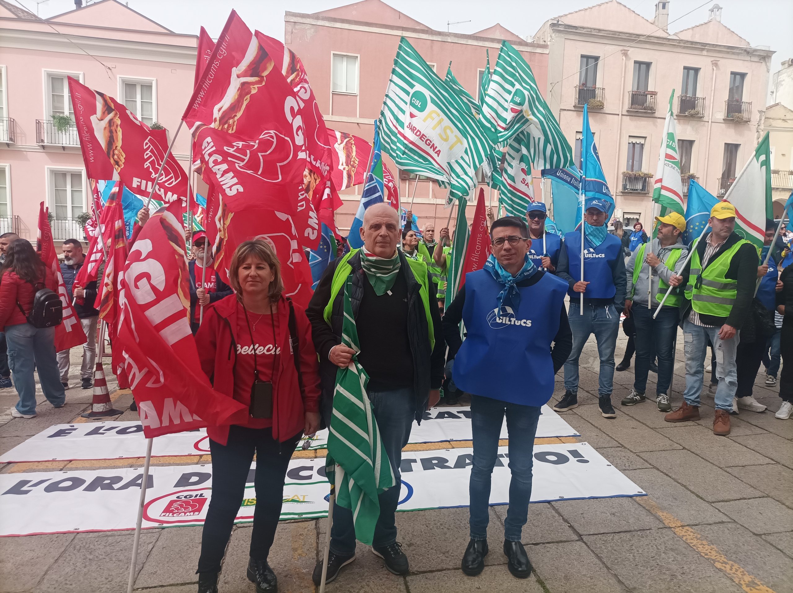 Cagliari, la protesta di commessi e cassiere: “Stipendi bloccati da 5 anni mentre tutto aumenta”