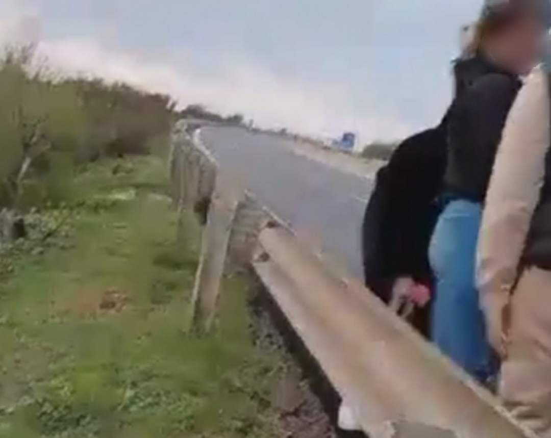 Bus invaso dal fumo, decine di studenti a terra sulla 195: “Ennesimo e assurdo guasto targato Arst”