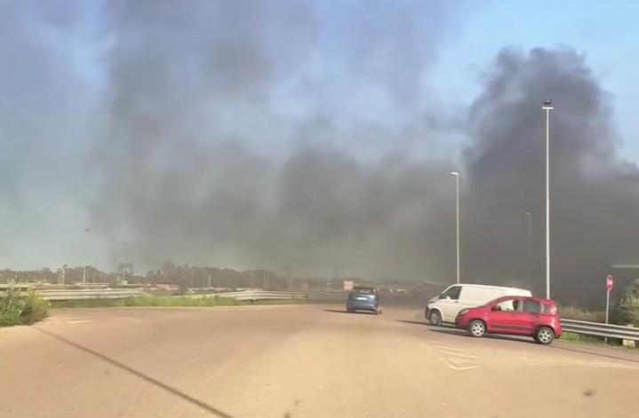 San Gavino, spento l’incendio accanto all’ospedale e al distributore di carburante